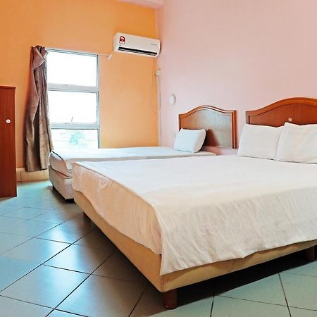 Oyo 90598 Living House C0 Hotel Kuching Exterior photo