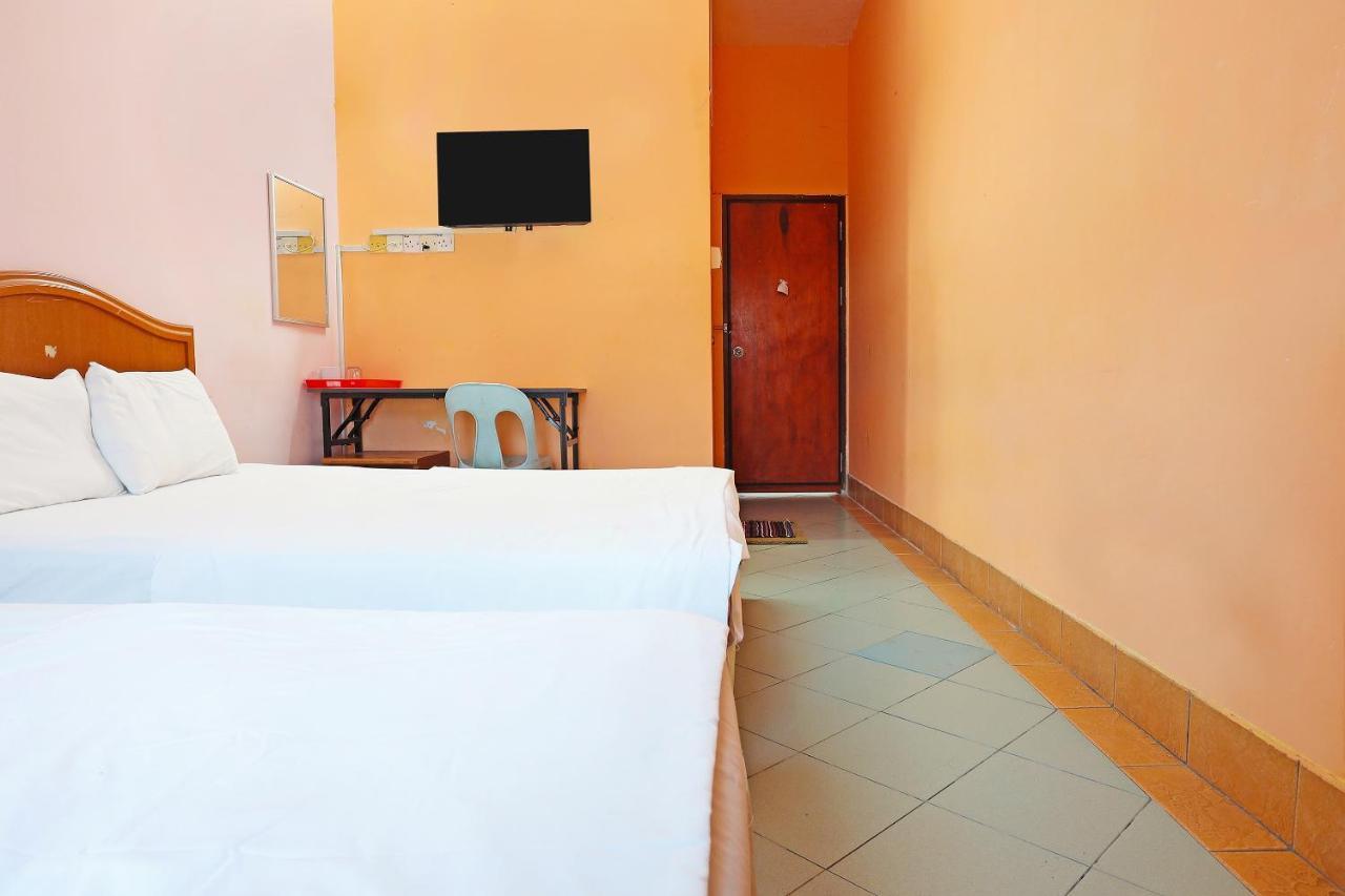 Oyo 90598 Living House C0 Hotel Kuching Exterior photo