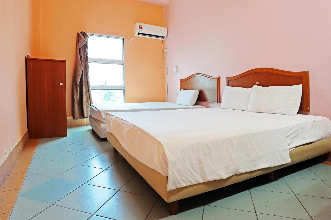 Oyo 90598 Living House C0 Hotel Kuching Exterior photo