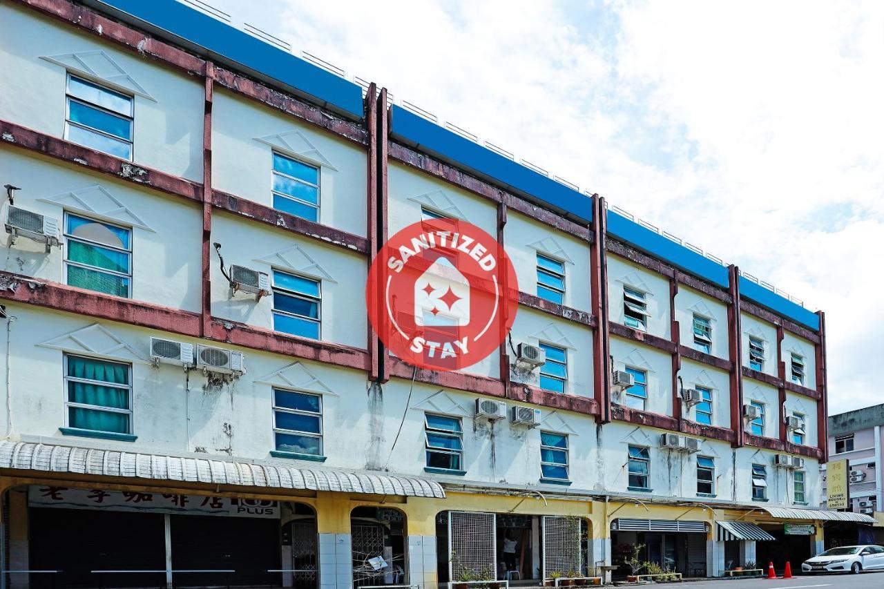 Oyo 90598 Living House C0 Hotel Kuching Exterior photo