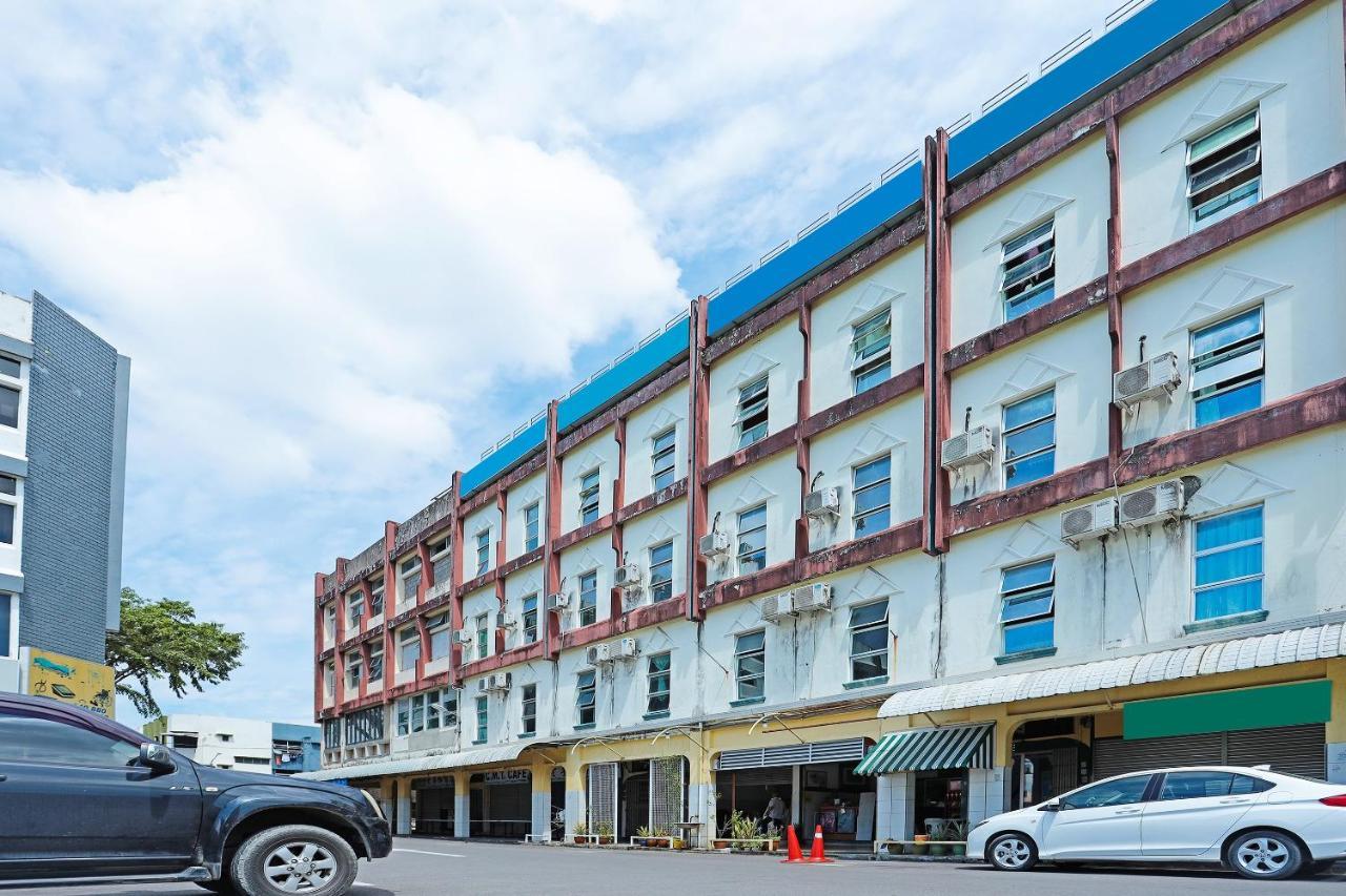Oyo 90598 Living House C0 Hotel Kuching Exterior photo