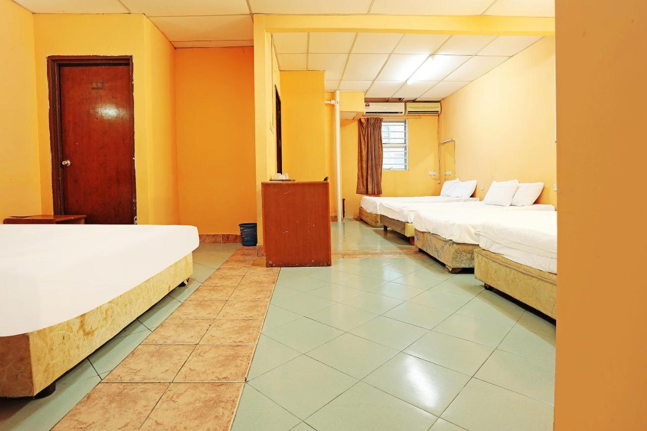 Oyo 90598 Living House C0 Hotel Kuching Exterior photo