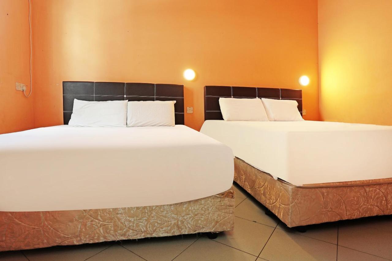 Oyo 90598 Living House C0 Hotel Kuching Exterior photo