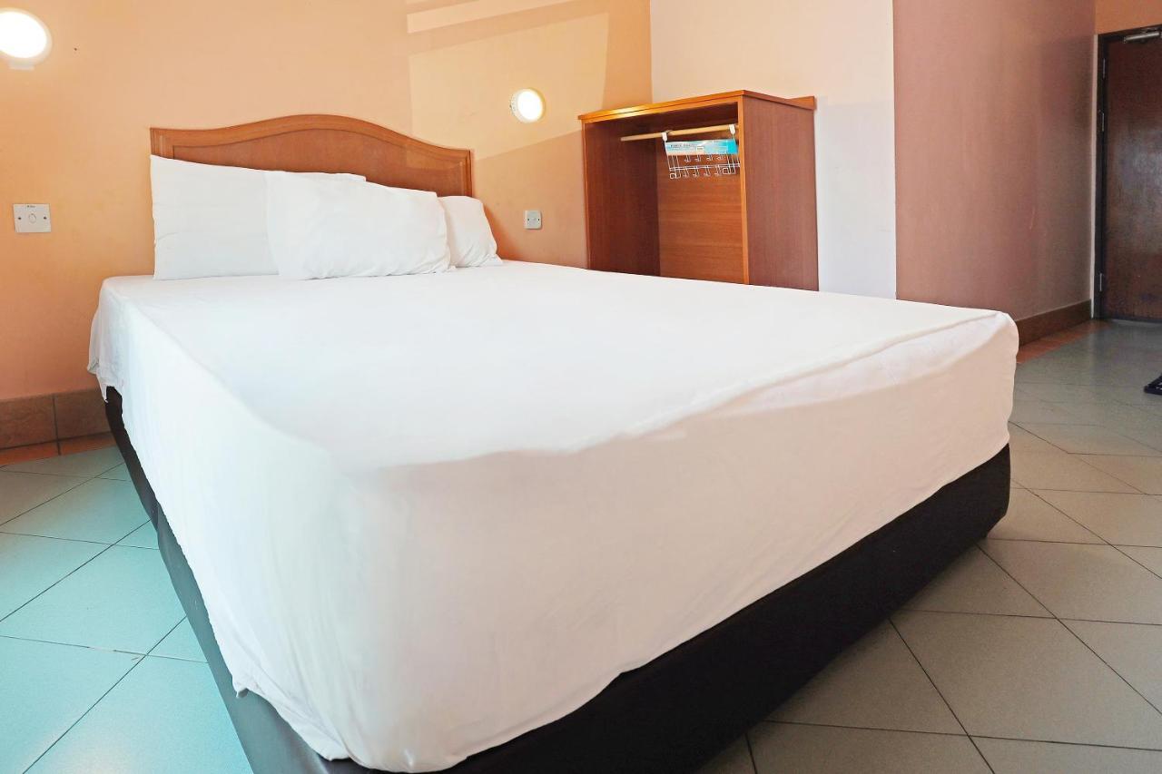 Oyo 90598 Living House C0 Hotel Kuching Exterior photo