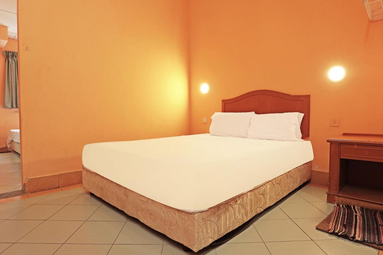 Oyo 90598 Living House C0 Hotel Kuching Exterior photo