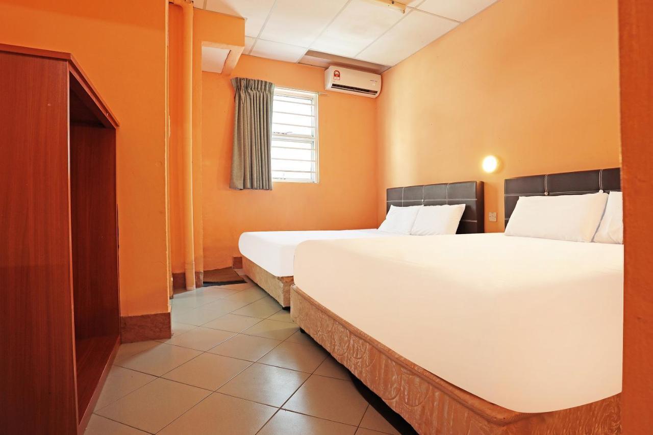 Oyo 90598 Living House C0 Hotel Kuching Exterior photo