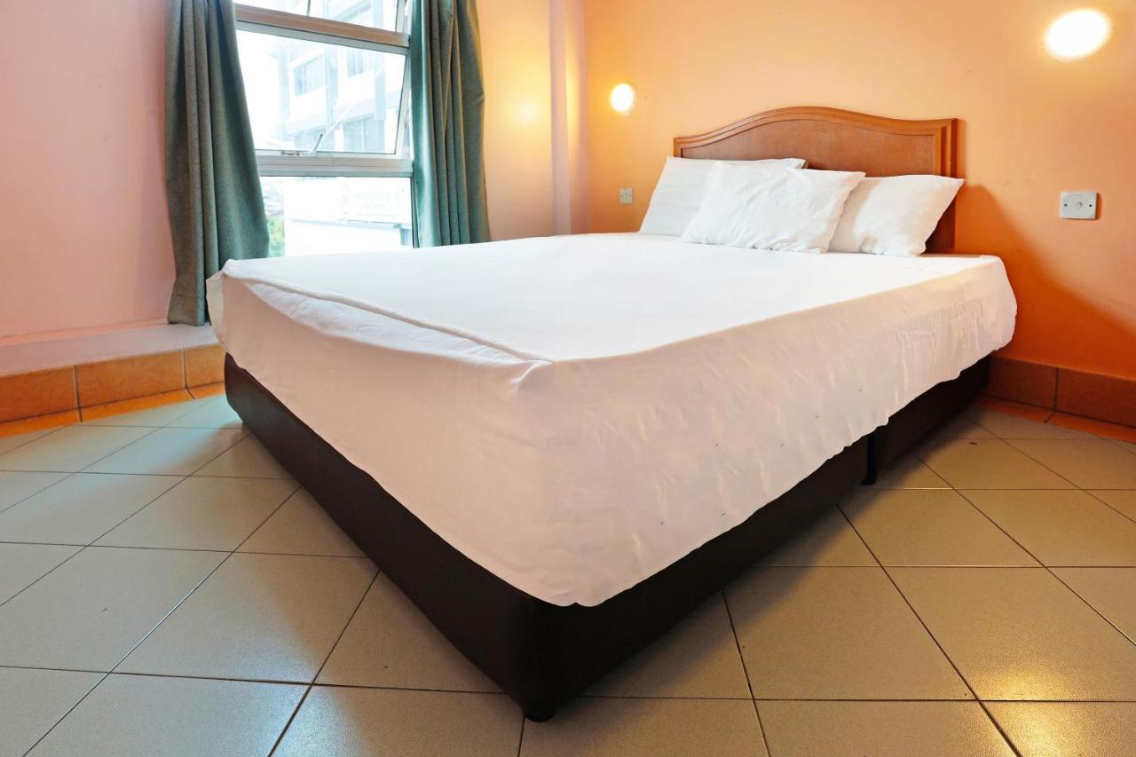 Oyo 90598 Living House C0 Hotel Kuching Exterior photo