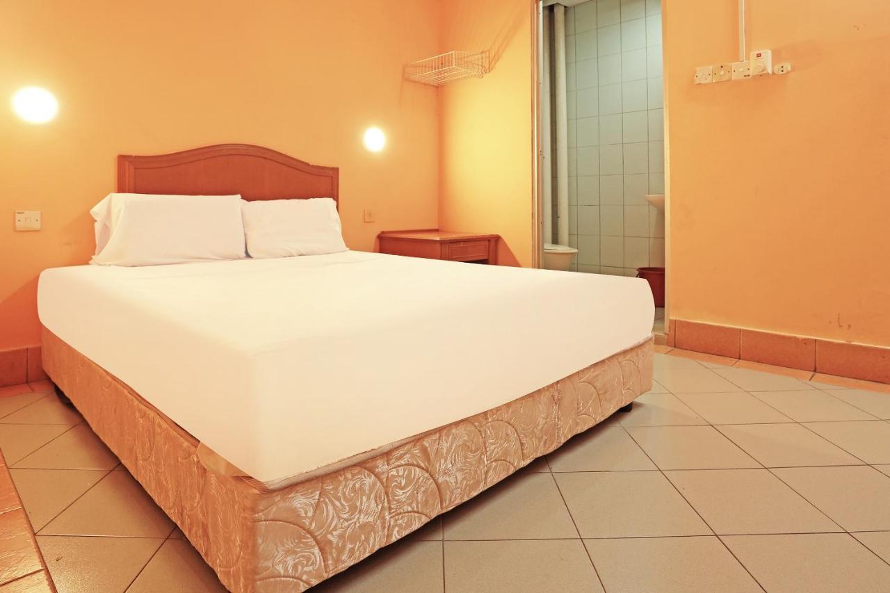 Oyo 90598 Living House C0 Hotel Kuching Exterior photo